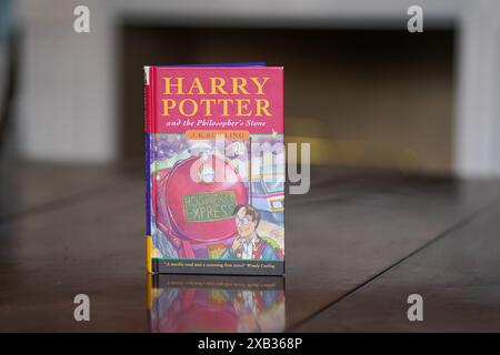 Photo du dossier datée du 07/03/22 d'une première édition immaculée de Harry Potter et la pierre philosophale de JK Rowling, l'une des 500 seulement produites lors du premier tirage en 1997. Une rare première édition Harry Potter mise aux enchères devrait se vendre jusqu'à 60 000 £. Harry Potter et la pierre philosophale, le premier livre de la série, sera vendu aux enchères la semaine prochaine à Édimbourg, la ville où JK Rowling a écrit une grande partie du blockbuster. Date d'émission : lundi 10 juin 2024. Banque D'Images