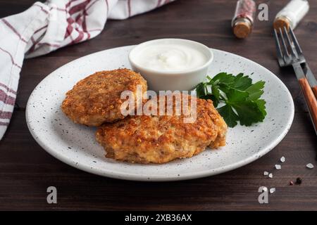 Côtelettes de sarrasin au fromage et au persil sur une assiette Santé alimentation Banque D'Images