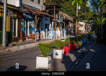Rue à El Tunco, ville de surf dans le département de la Libertad, El Salvador Banque D'Images