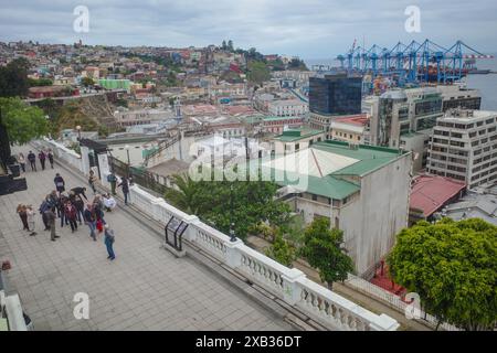 Valparaiso, Chili - 28 novembre 2023 : vue sur le port de Valparaiso sur la côte Pacifique du Chili Banque D'Images