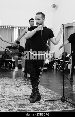 Le danseur Manuel Liñan lors de son exécution de l'avant-première de son spectacle 'Muerta de Amor', au canal Centro Coreografico, le 10 juin 2024 à Madr Banque D'Images