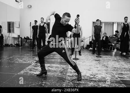 Le danseur Manuel Liñan lors de son exécution de l'avant-première de son spectacle 'Muerta de Amor', au canal Centro Coreografico, le 10 juin 2024 à Madr Banque D'Images