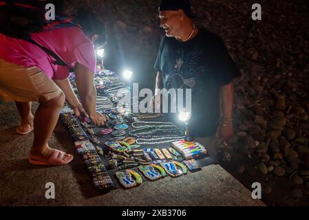 Homme vendant des bijoux artisanaux sur le front de mer à El Tunco, ville de surf dans le département de la Libertad, El Salvador Banque D'Images