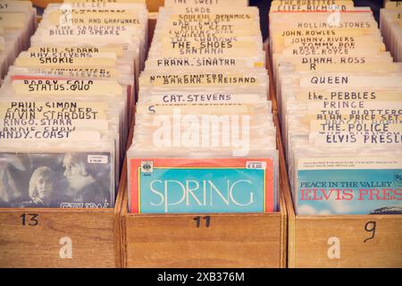 Den Bosch, pays-Bas - 12 mai 2024 : image de style rétro de boîtes avec disques vinyle tournants sur un marché aux puces antique des années cinquante à soixante-dix Banque D'Images