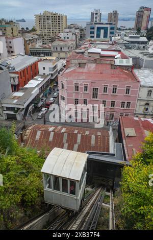 Valparaiso, Chili - 27 novembre 2023 : funiculaire traditionnel dans les collines historiques de Valparaiso Banque D'Images