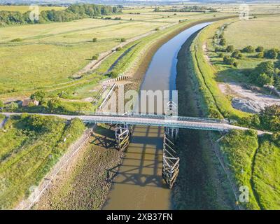 vue aérienne du pont au-dessus de la maison de la rivière sur le chemin sud downs à southease dans le parc national sud downs dans l'est du sussex Banque D'Images