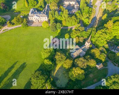 vue aérienne de la maison stanmer et l'église du village dans le parc stanmer de 5000 acres à brighton east sussex Banque D'Images