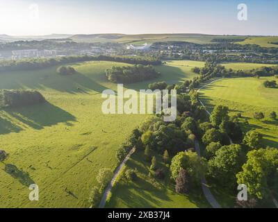 vue aérienne du parc stanmer de 5000 acres à brighton avec le stade amex au loin dans l'est du sussex Banque D'Images