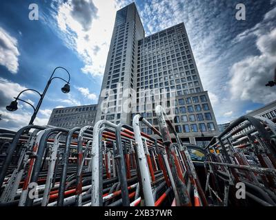 10 juin 2024, Berlin : des barrières se dressent devant l'hôtel Waldorf Astoria Berlin. Le président ukrainien doit y arriver dans la soirée. Il prendra la parole devant le Bundestag allemand le lendemain et participera à la Conférence ukrainienne sur le parc des expositions. Photo : Paul Zinken/dpa Banque D'Images