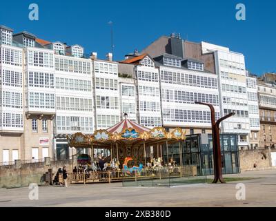 LA COROGNE, ESPAGNE - 22 AVRIL 2024 : bâtiments blancs avec balcons en verre ou galerias sur l'avenue Marina à la Corogne, Galice, Espagne. Banque D'Images