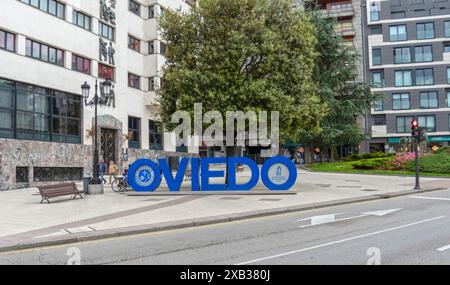 OVIEDO, ESPAGNE - 12 MAI 2024 : Photopoint avec le nom de la ville d'Oviedo en grandes lettres bleues dans le centre d'Oviedo, Asturies, Espagne Banque D'Images