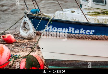 Bateau de pêche “Moonraker”, haut et sec. Marée basse à Bridport Harbour, West Bay, Bridport, Dorset, UK Banque D'Images