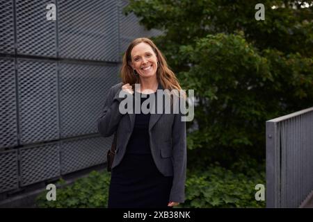 Portrait de femme d'affaires mature souriante dans le standing décontracté intelligent au parc Banque D'Images
