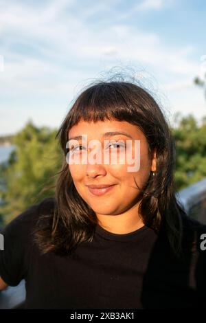 Portrait de femme souriante avec une frange Banque D'Images