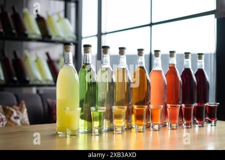 Divers de teinture alcoolique avec saveur de fruits ou de baies en bouteille et verres Banque D'Images