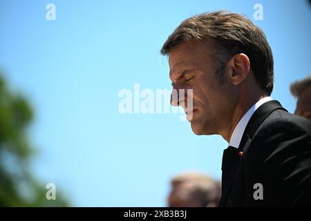 Oradour-sur-Glane, sud-ouest de la France, le 10 juin 2024. Le président français Emmanuel Macron assiste aux tombes du village d'Oradour-sur-Glane, dans le sud-ouest de la France, le 10 juin 2024. Cette année marque le 80e anniversaire du massacre d'Oradour-sur-Glane. Le 10 juin 1944, quatre jours seulement après le débarquement des forces alliées sur la côte normande le jour J, 643 habitants, dont 247 enfants, ont été massacrés dans le paisible village d'Oradour-sur-Glane, dans le sud-ouest de la France, par des Waffen-SS allemands appartenant à la 2e Panzer Division SS « Das Reich ». Photo par Eliot Blondet/ABACAPRESS. CR Banque D'Images