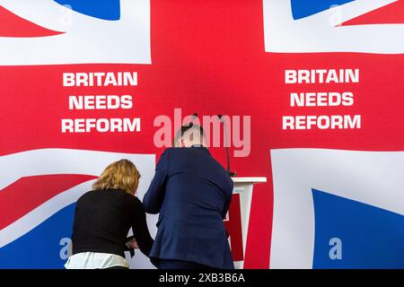 Londres, Royaume-Uni. 10 juin 2024. Le personnel prépare le pupitre alors que le parti Reform UK lance sa politique économique à Church House à Westminster. Credit : Stephen Chung / Alamy Live News Banque D'Images