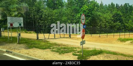 Kamenny Log, Biélorussie - 31 mai 2024 : autobus traversant la frontière entre la Lituanie et la Biélorussie à Kamenny Log Banque D'Images