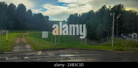 Kamenny Log, Biélorussie - 31 mai 2024 : autobus traversant la frontière entre la Lituanie et la Biélorussie à Kamenny Log Banque D'Images