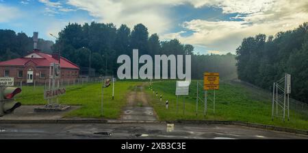 Kamenny Log, Biélorussie - 31 mai 2024 : autobus traversant la frontière entre la Lituanie et la Biélorussie à Kamenny Log Banque D'Images