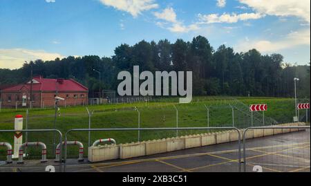 Kamenny Log, Biélorussie - 31 mai 2024 : autobus traversant la frontière entre la Lituanie et la Biélorussie à Kamenny Log Banque D'Images