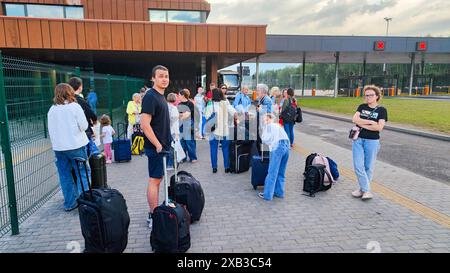 Kamenny Log, Biélorussie - 31 mai 2024 : les gens traversent la frontière entre la Lituanie et la Biélorussie à Kamenny Log Banque D'Images