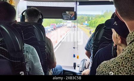 Kamenny Log, Biélorussie - 31 mai 2024 : autobus traversant la frontière entre la Lituanie et la Biélorussie à Kamenny Log Banque D'Images