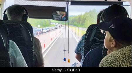 Kamenny Log, Biélorussie - 31 mai 2024 : autobus traversant la frontière entre la Lituanie et la Biélorussie à Kamenny Log Banque D'Images