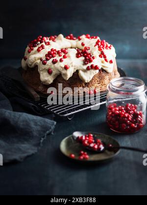 Gâteau décoré de petites cerises rouges Banque D'Images