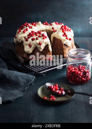 Gâteau décoré de petites cerises crème et rouge Banque D'Images