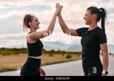 Succès du matin les amis se serrent la main après une course réussie. Banque D'Images