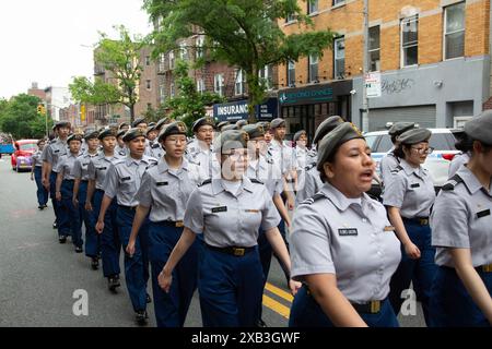 Défilé du 157e Memorial Day le 27 mai 2024 À BAY RIDGE, BROOKLYN, NEW YORK. Les cadets militaires du lycée défilent. Banque D'Images