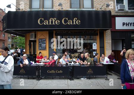 Défilé du 157e Memorial Day le 27 mai 2024 À BAY RIDGE, BROOKLYN, NEW YORK. Les convives à l'extérieur apprécient la parade pendant qu'ils brunchent le long de la 3ème Avenue. Banque D'Images