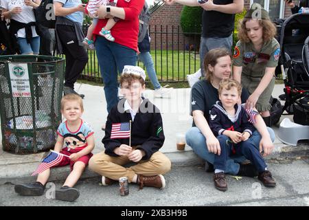 Défilé du 157e Memorial Day le 27 mai 2024 À BAY RIDGE, BROOKLYN, NEW YORK. Les familles locales regardent le défilé passer. Banque D'Images