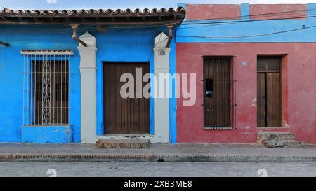 361 vieilles portes en bois non peintes sur les façades peintes bleu Azur, et marron et bleu, maisons coloniales du XVIIIe siècle sur la place Carmen. Camaguey-Cuba. Banque D'Images