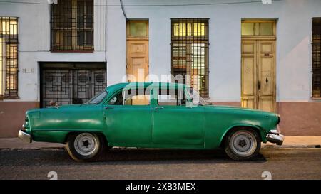 Vue latérale de 368, voiture classique américaine vert émeraude -Dodge de 1955- stationnée à côté du parc Jose Marti, quartier du centre historique. Camaguey-Cuba. Banque D'Images