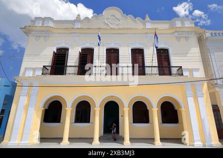 378 entrée à arcades du Poder Popular Municipal-Town Hall bâtiment dans un style colonial éclectique face au parc Parque Cespedes. Bayamo-Cuba. Banque D'Images