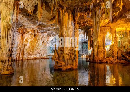 Intérieur de la grotte de Neptune, une grotte de stalactites près d'Alghero sur l'île de Sardaigne, Italie Banque D'Images