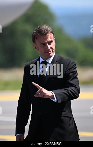 Ouradour-sur-Glane, France. 10 juin 2024. Le président français Emmanuel Macron assiste à la cérémonie de départ à l'aéroport de Limoges, dans le sud-ouest de la France, le 10 juin 2024, après la cérémonie du 80e anniversaire du massacre d'Oradour-sur-Glane. Le 10 juin 1944, quatre jours seulement après le débarquement des forces alliées sur la côte normande le jour J, 643 habitants, dont 247 enfants, ont été massacrés dans le paisible village d'Oradour-sur-Glane, dans le sud-ouest de la France, par des Waffen-SS allemands appartenant à la 2e Panzer Division SS « Das Reich ». Photo par Eliot Blondet/ABACAPRESS. Crédit : Banque D'Images