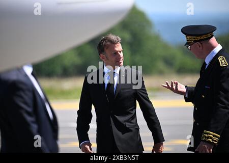 Ouradour-sur-Glane, France. 10 juin 2024. Le président français Emmanuel Macron assiste à la cérémonie de départ à l'aéroport de Limoges, dans le sud-ouest de la France, le 10 juin 2024, après la cérémonie du 80e anniversaire du massacre d'Oradour-sur-Glane. Le 10 juin 1944, quatre jours seulement après le débarquement des forces alliées sur la côte normande le jour J, 643 habitants, dont 247 enfants, ont été massacrés dans le paisible village d'Oradour-sur-Glane, dans le sud-ouest de la France, par des Waffen-SS allemands appartenant à la 2e Panzer Division SS « Das Reich ». Photo par Eliot Blondet/ABACAPRESS. Crédit : Banque D'Images