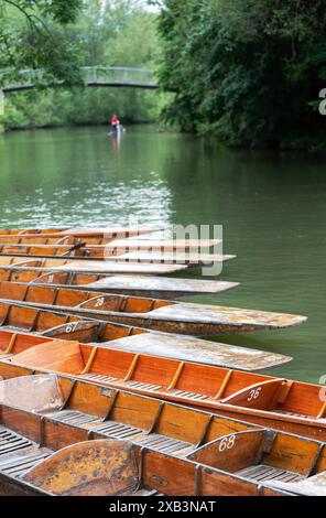 Toursits Punting in Wooden Punts on River Cherwell à Oxford Royaume-Uni Banque D'Images