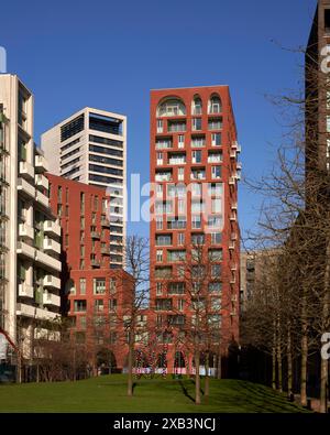 Vue du sud vers le bâtiment avec Lewis Cubitt Park. Cadence - King's Cross, Londres, Royaume-Uni. Architecte : Alison Brooks Architects Ltd, 2022 Banque D'Images