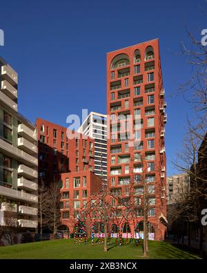 Vue du sud vers le bâtiment avec Lewis Cubitt Park. Cadence - King's Cross, Londres, Royaume-Uni. Architecte : Alison Brooks Architects Ltd, 2022 Banque D'Images