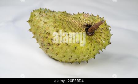 Spiky Green Soursop fruit isolé sur blanc (clair, concis et descriptif) Banque D'Images