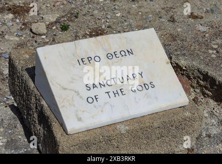 Sanctuaire des dieux ancien Kamiros. L'inscription sur la plaque est en anglais et en grec (Rhodes, Grèce) Banque D'Images