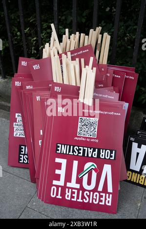 Le 8 juin 2024, des milliers de personnes se rassemblent à Russell Square, à Londres, pour manifester en faveur de la Palestine et pour protester contre la poursuite du bo israélien Banque D'Images