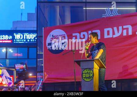 Haïfa, Israël - 08 juin 2024 : Eran Schwartz parle à la foule, dans le cadre d'une marche de protestation contre le gouvernement, Haïfa, Israël Banque D'Images