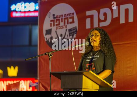 Haïfa, Israël - 08 juin 2024 : L'ancienne juge Sara Haviv parle à la foule, dans le cadre d'une marche de protestation contre le gouvernement, Haïfa, Israël Banque D'Images