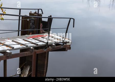 Petite jetée couverte de neige sur la côte du lac Ladoga un jour d'hiver Banque D'Images