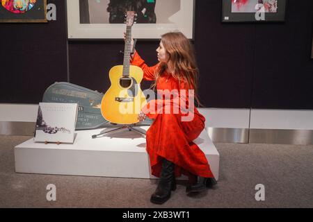 Londres, Royaume-Uni. 10 juin 2024. An Eric Clapton : The Martin 000-28 Flat-Top guitare acoustique utilisé par Clapton pour composer The Timeless Ballad Wonderful Tonight, His Love Song to Pattie Boyd, 1974. (Estimation:) £300 000 - £400,000. L'avant-première de Bonhams Rock Pop et vente de films. La vente a lieu le 12 juin à Bonhams Knightsbridge. Credit : amer Ghazzal/Alamy Live News Banque D'Images